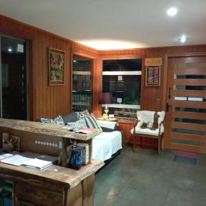 Schlafzimmer mit einem Bett, einem Schreibtisch und einem Stuhl in der Unterkunft Hostal Mahuida in Pucón