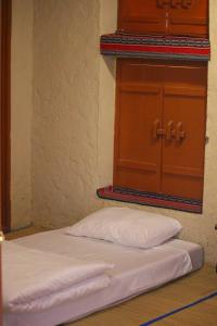 Een bed of bedden in een kamer bij Mahalli Balad Sayt Heritage Inn