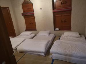Een bed of bedden in een kamer bij Mahalli Balad Sayt Heritage Inn