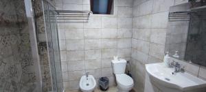 A bathroom at TAPIA'S ROOMS one