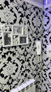 波佐利的住宿－Benny casa vacanze，浴室拥有黑白墙纸和墙上的照片