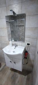 A bathroom at TAPIA'S ROOMS one