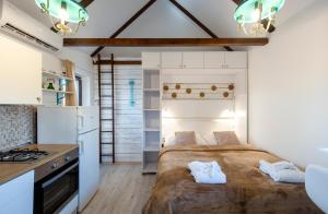uma cozinha com uma cama grande num quarto em Bregec Tiny House and Wellness em Varaždinske Toplice