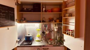 una cucina con bancone e frullatore di Favolosa Casa Vacanza a Cefalù a Cefalù