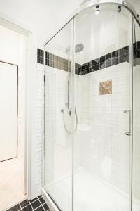 a shower with a glass door in a bathroom at Merveilleux 2P, à 50 m de la plage, en plein centre ville in Menton
