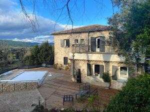 una casa con piscina frente a ella en Chambres d'Hôtes La Bastide St Julien en Anduze