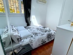 ein kleines Bett in einem Zimmer mit Fenster in der Unterkunft Hill Top House Mountain Views Moraira in Moraira