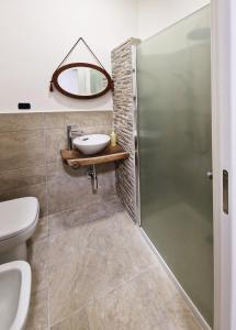 La salle de bains est pourvue d'une douche, d'un lavabo et d'un miroir. dans l'établissement SAINT GEORGE'S HOUSE 3 Bari, à Bari