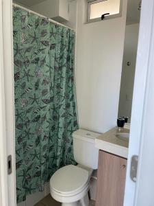une salle de bain avec toilettes et rideau de douche dans l'établissement Dpto tipo Resort, à Viña del Mar