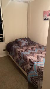 une chambre avec un lit dans une pièce dans l'établissement Dpto tipo Resort, à Viña del Mar 13 autres photos