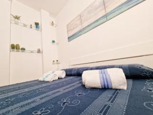 1 dormitorio con 1 cama con toallas en Villa Maria, en Santa Cesarea Terme