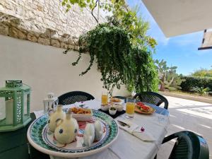 una mesa con un plato de comida. en Villa Maria, en Santa Cesarea Terme