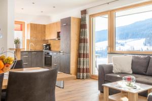 ein Wohnzimmer mit einer Couch und einem Tisch in der Unterkunft Moamoosgut in Göriach