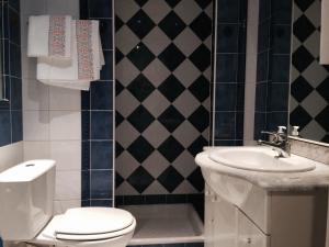 La salle de bains est pourvue de toilettes et d'un lavabo. dans l'établissement Nice Halevy, à Nice