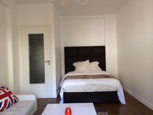 1 dormitorio con 1 cama y 1 sofá en Nice Halevy, en Niza