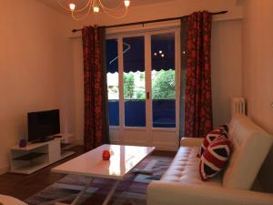 ein Wohnzimmer mit einem Sofa und einem Fenster in der Unterkunft Nice Halevy in Nizza