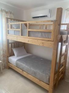 - deux lits superposés dans une chambre dans l'établissement Iris Vacation Lovely Place, à La Romana
