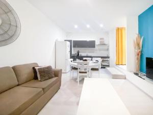 salon z kanapą i stołem w obiekcie La coulée verte w mieście Auxerre