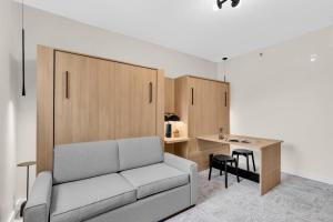 een woonkamer met een bank en een bureau bij The St Laurent Guest Rooms in Asbury Park