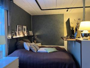 um quarto com uma cama e uma secretária com um computador em Vanha Ravintola Ölvin Suolatorilla - Vanhan Kanttorilan yhteydessä em Lovisa