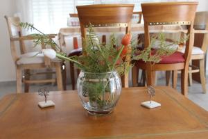 A restaurant or other place to eat at Spiti tou Papa sto Vouno