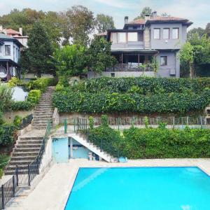 an empty swimming pool in front of a house at ÇEKMEKÖY VİLLA in Reşadiye