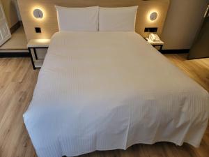 Giường trong phòng chung tại 旅居文旅板橋驛站-湳雅夜市館Hub Hotel Banqiao inn-Nanya Night Market Branch