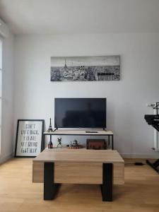 Televízia a/alebo spoločenská miestnosť v ubytovaní Appartement chic 5 min Disneyland/Vallée Village