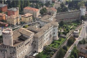 una vista aerea di un edificio in una città di Grazioso appartamento in centro storico a Trento