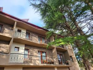 een appartementencomplex met balkons en bomen bij Mayberry Lake - Villa Medijapark in Pretor