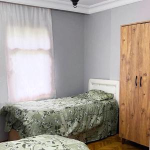 um quarto com 2 camas e uma janela em ÇEKMEKÖY VİLLA em Reşadiye