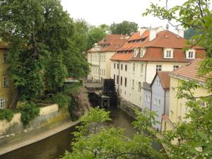 プラハにあるApartment Dům U Černého beránkaの建物のある街の川の眺め