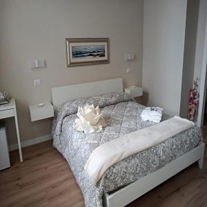 een slaapkamer met een bed met een knuffeldier erop bij Room 369 in Termoli