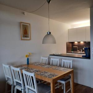 kuchnia z drewnianym stołem i białymi krzesłami w obiekcie App 342 gemütlich und mit Weitblick w mieście Braunlage