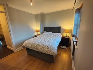 een slaapkamer met een bed en twee lampen op tafels bij Great place in Newcastle in Newcastle upon Tyne