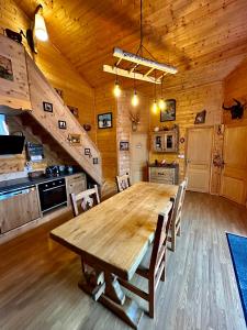 una sala da pranzo con tavolo in legno in una cabina di Refuge des Cimes a Saint-Laurent-en-Grandvaux