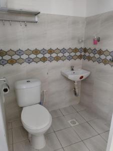 een badkamer met een toilet en een wastafel bij 6 Park Retreat in Mombasa