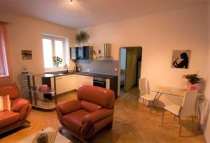 Kuchyňa alebo kuchynka v ubytovaní Apartmány u Arény Ostrava