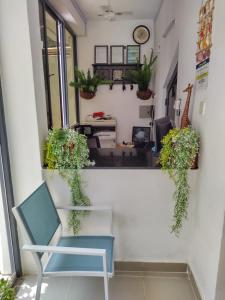 6 Park Retreat في مومباسا: مكتب فيه كرسي ازرق والنباتات على الحائط