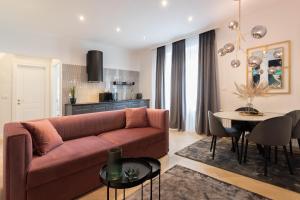 una sala de estar con un sofá y una mesa en Candy Ballerina No 1 Zagreb Center - top positon Lux, en Zagreb
