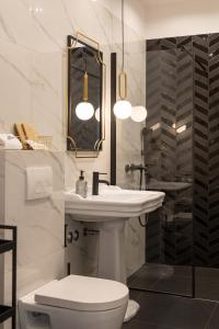 Un baño con un lavabo blanco y un inodoro. en Candy Ballerina No 1 Zagreb Center - top positon Lux, en Zagreb 21 fotos más
