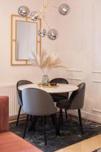 Un comedor con una mesa y sillas blancas. en Candy Ballerina No 1 Zagreb Center - top positon Lux, en Zagreb