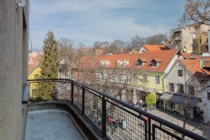 einen Balkon mit Blick auf die Stadt und die Gebäude in der Unterkunft Candy Ballerina No 1 Zagreb Center - top positon Lux in Zagreb