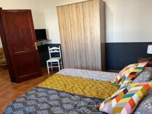1 dormitorio con 1 cama, armario y silla en Casa de campo Yuco, en Tinajo