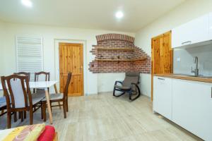 Kuchyňa alebo kuchynka v ubytovaní Apartmány Petra
