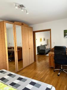Schlafzimmer mit einem Bett, einem Schreibtisch und einem Stuhl in der Unterkunft Ferienwohnung Sartorius in Bensheim