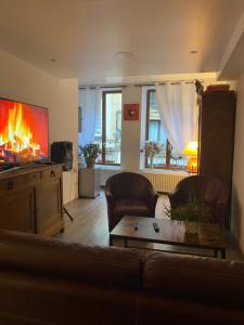 salon z kanapą i kominkiem w obiekcie La Chambre d'Angèle w mieście Sedan