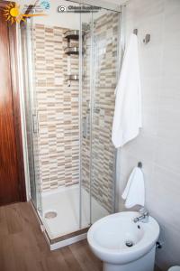 La salle de bains est pourvue d'une douche, de toilettes et d'un lavabo. dans l'établissement Cannotta Beach - Stromboli, à Terme Vigliatore