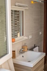 La salle de bains est pourvue d'un lavabo et d'un miroir. dans l'établissement Cannotta Beach - Stromboli, à Terme Vigliatore