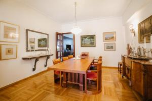 Televízia a/alebo spoločenská miestnosť v ubytovaní The Magnolia - Sophisticated residence